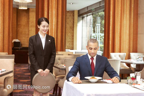 酒店服务餐厅服务员给外国客人上菜